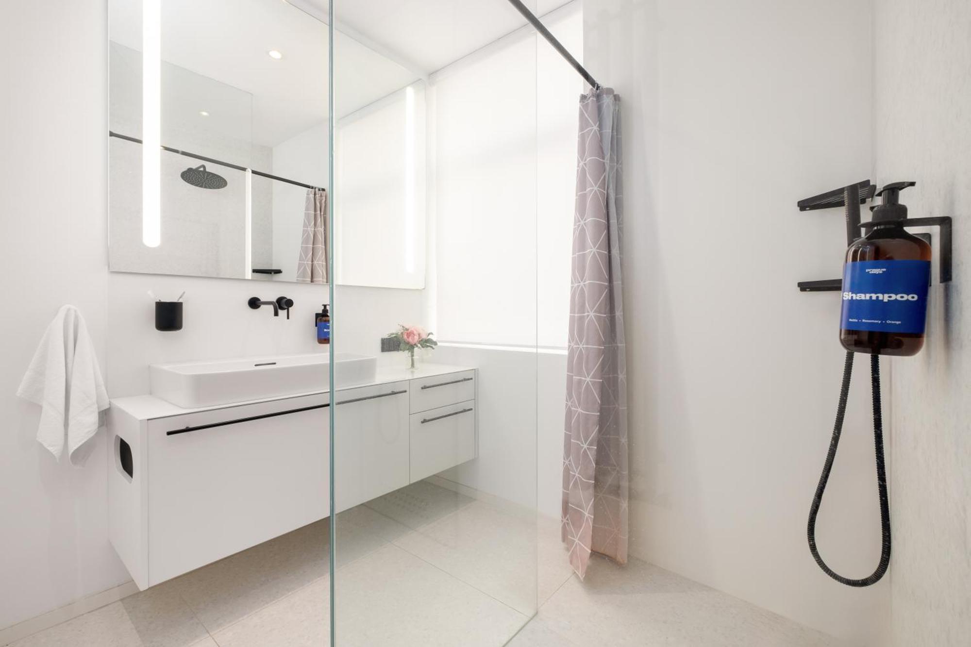 Days - Modern With Workspace - Quiet Area Praag