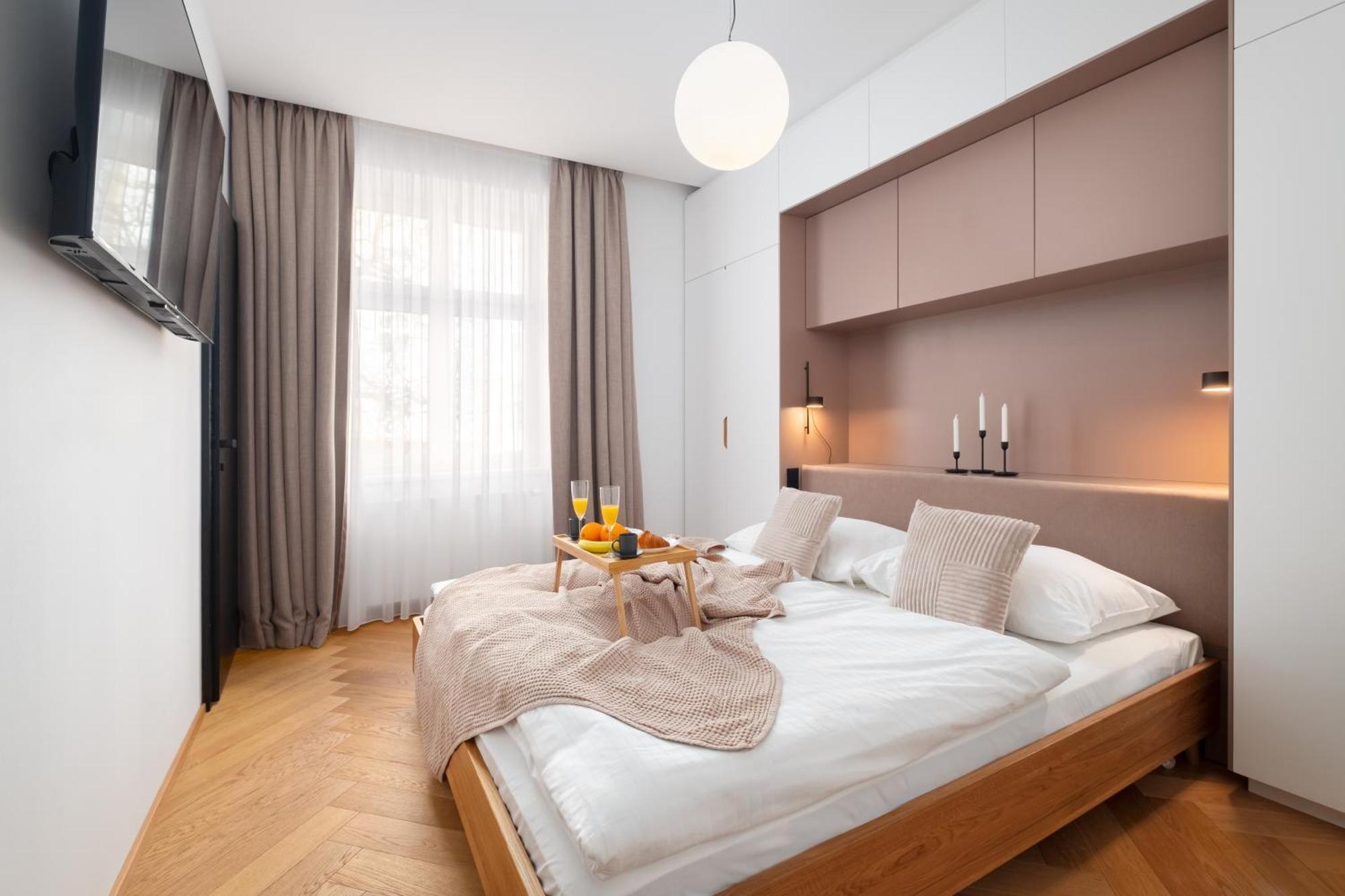Days - Modern With Workspace - Quiet Area * Praag